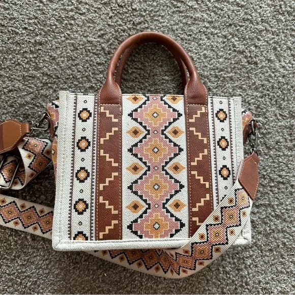 Wrangler Women's Tote with Geometric Design - Brown and Cream - Picture 7 of 9